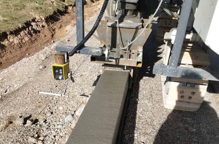 NC1300在玉树治多县索加乡做的路缘石滑模施工