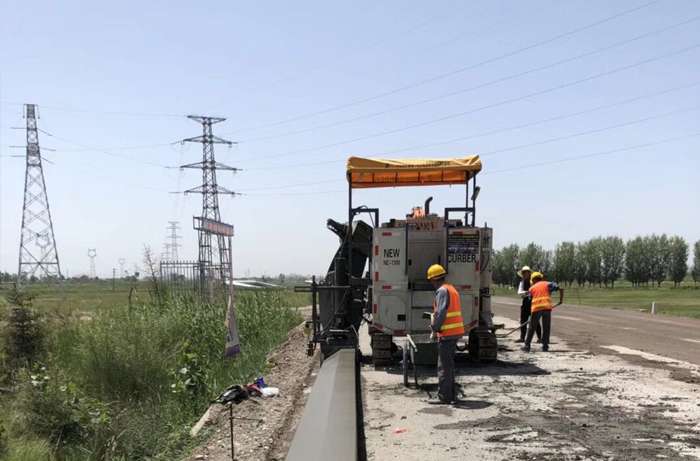 NC1300在甘肃张掖做的路肩