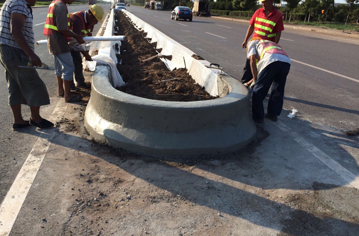 NC1300在唐山曹妃甸做的中间花坛