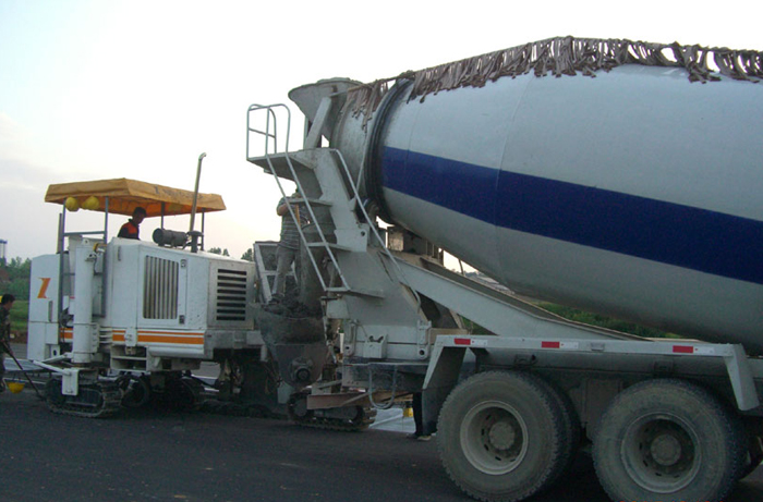 NC1300在湖北襄阳绕城高速水沟及路缘石滑模