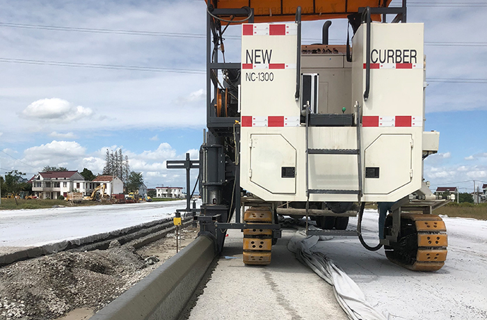 湖北襄阳高速砼路面滑模--NC1300滑模摊铺机滑模施工