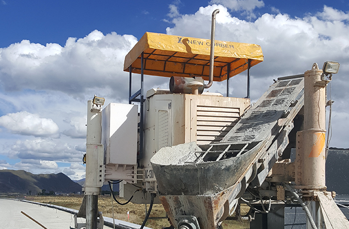 NC1300滑模摊铺机在拉萨那曲路肩滑模施工