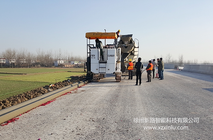 路缘石滑模机工作原理及工作装置