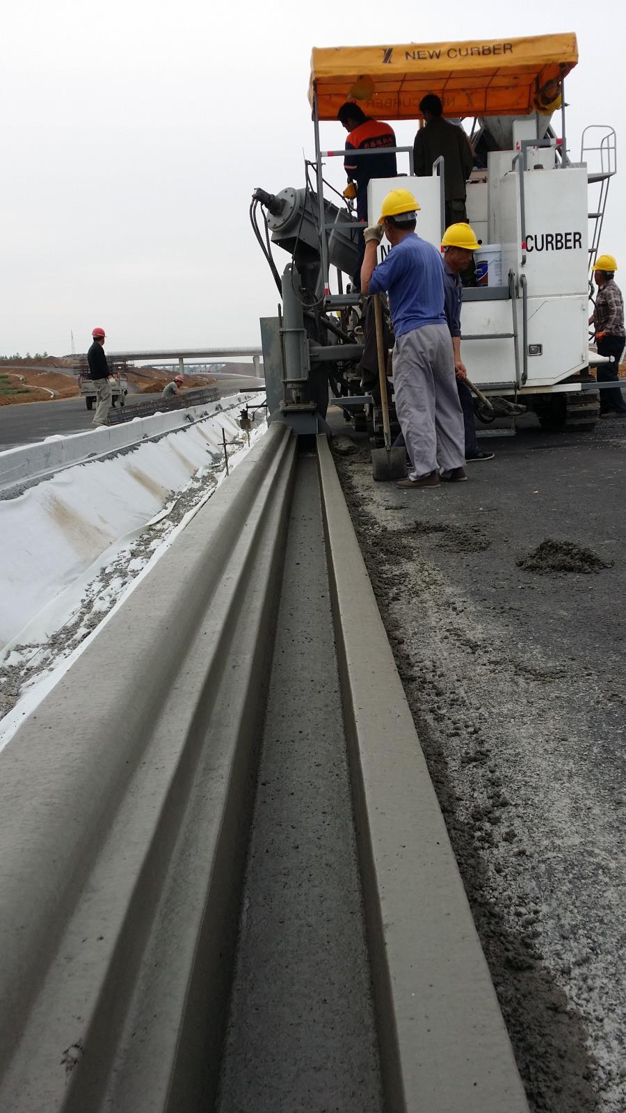 新路缘多功能混凝土滑模摊铺机的操作指南