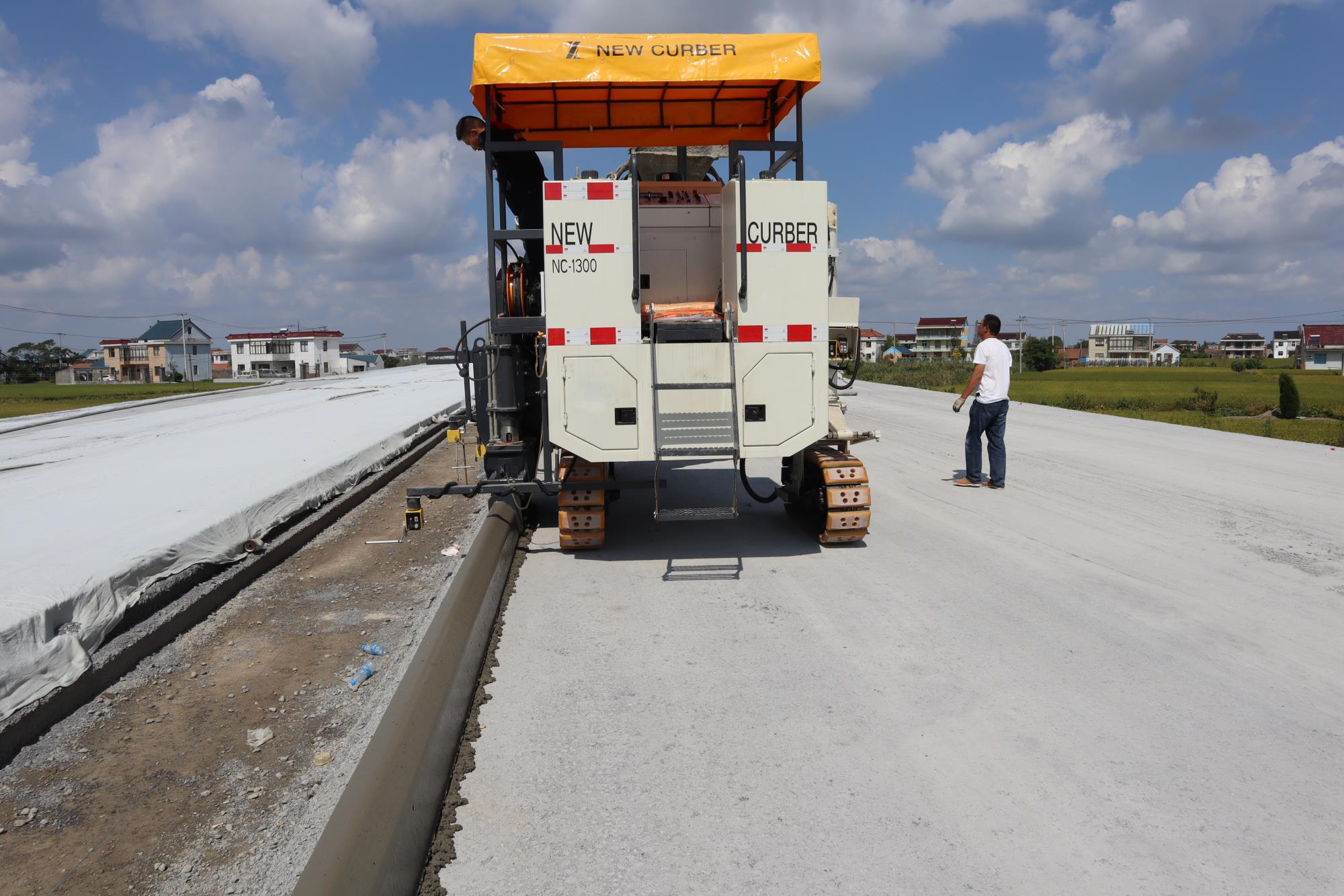 新路缘NC-1300型混凝土滑模摊铺机产品特点