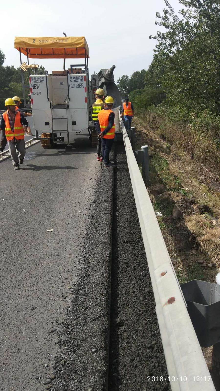 2018年10月宿淮盐高速路肩硬化侧向铣刨.jpg 2018年10月宿淮盐高速路肩硬化侧向铣刨.jpg