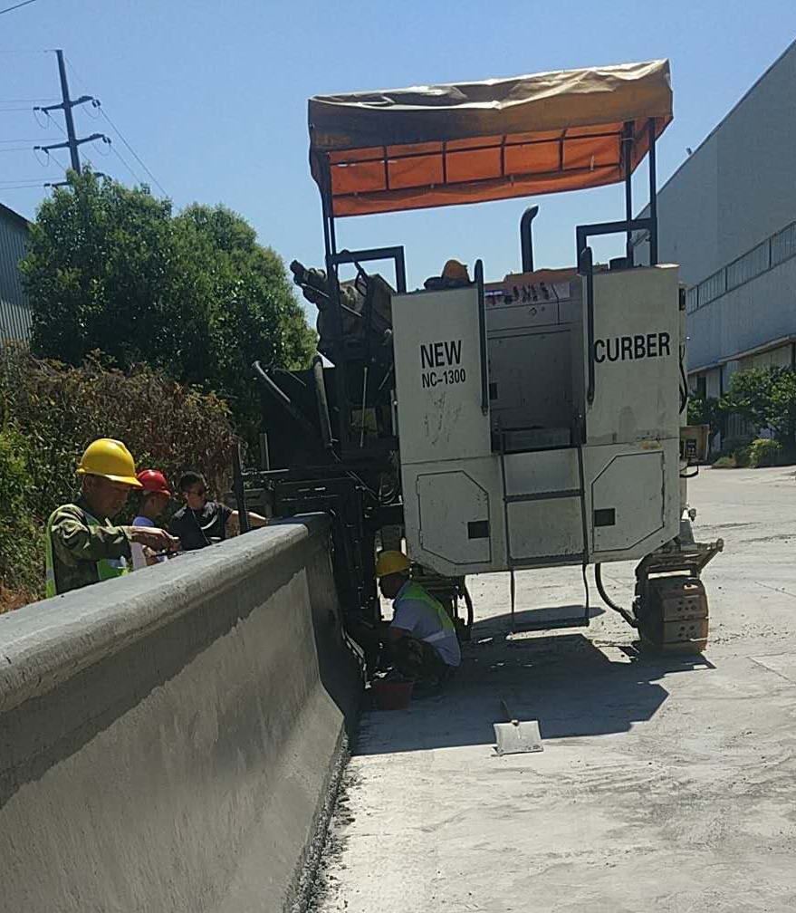 混凝土摊铺机滑模施工中为什么混凝土会开裂?