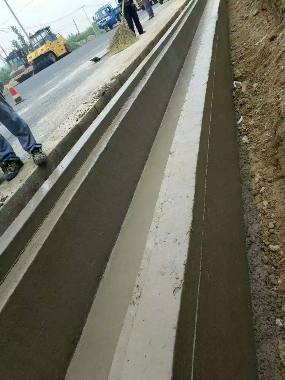 关于NC1300多功能路缘石滑模机施工作业中混凝土的组成详细说明