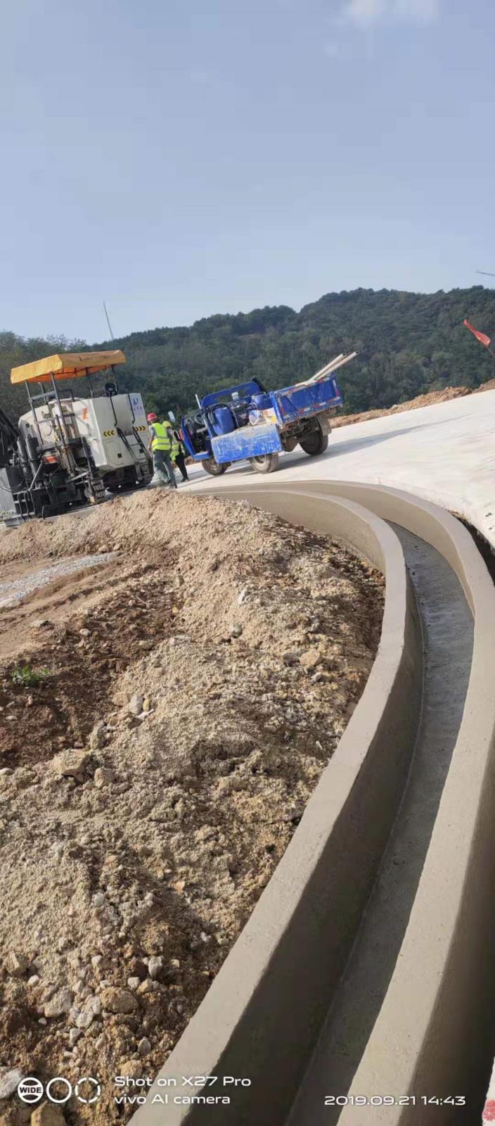 山西平陆混凝土汇水槽一次成型滑模施工