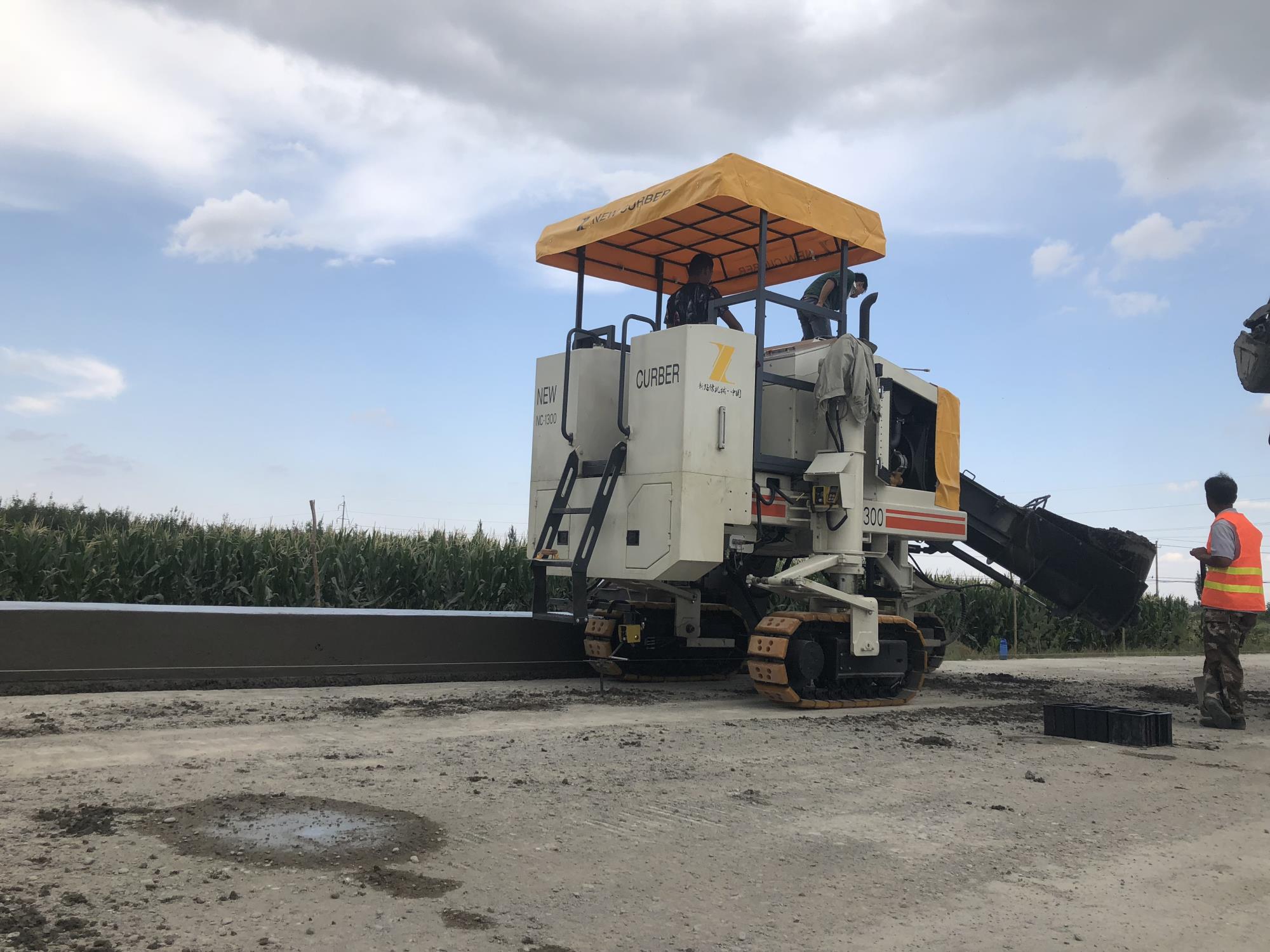 多功能路缘石滑模机的找平系统应用的重要性