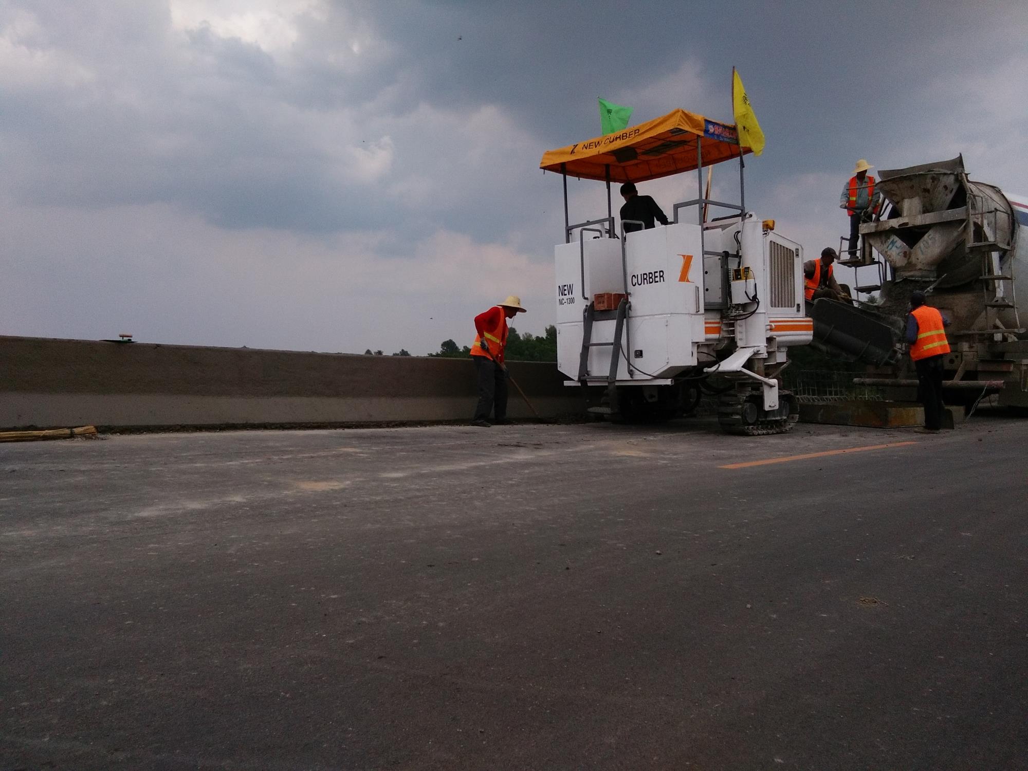 国内混凝土滑模摊铺机品牌有哪些？哪个厂家实力强？