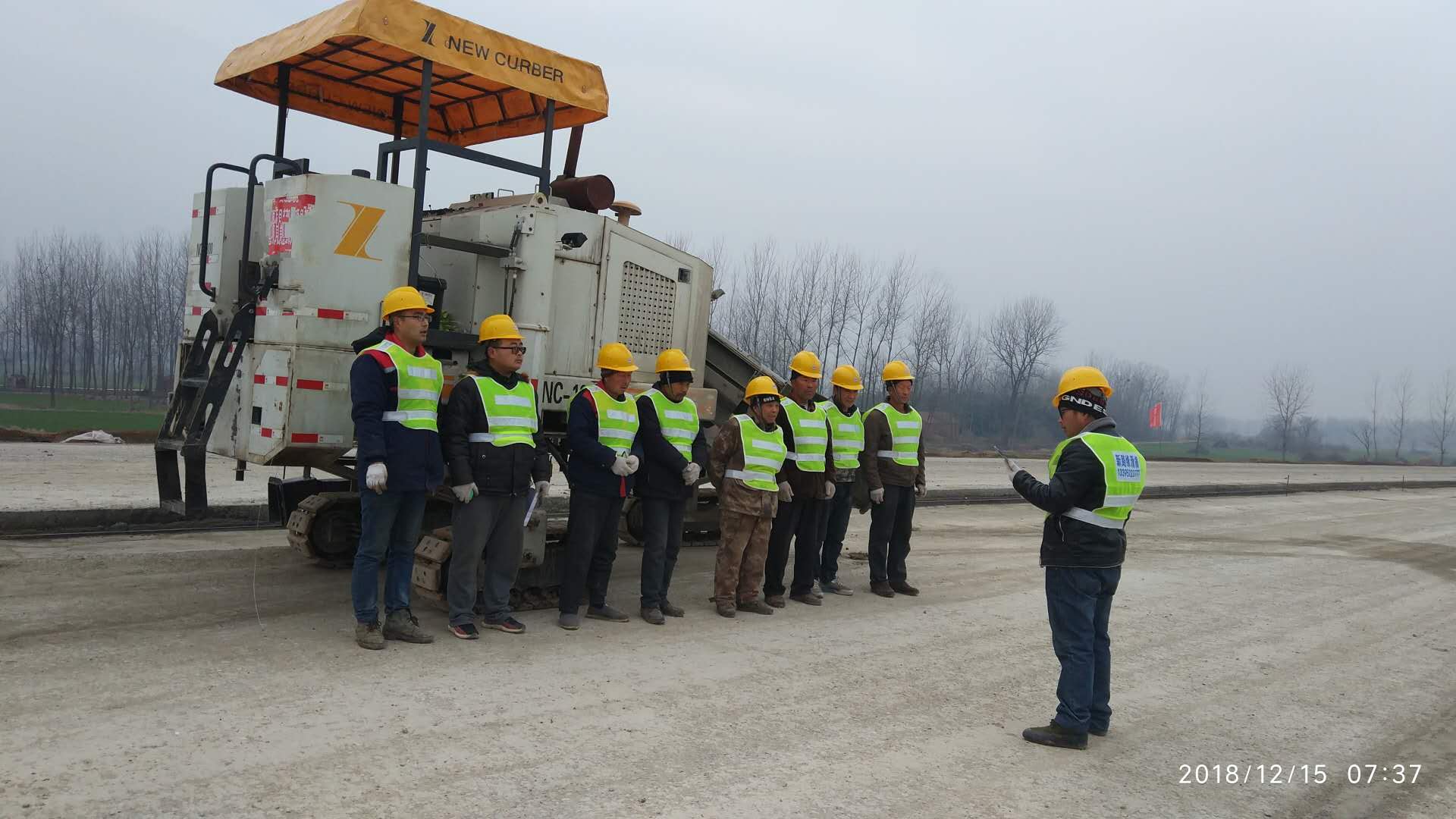 购买多功能混凝土路缘石滑模摊铺机时应该注意什么