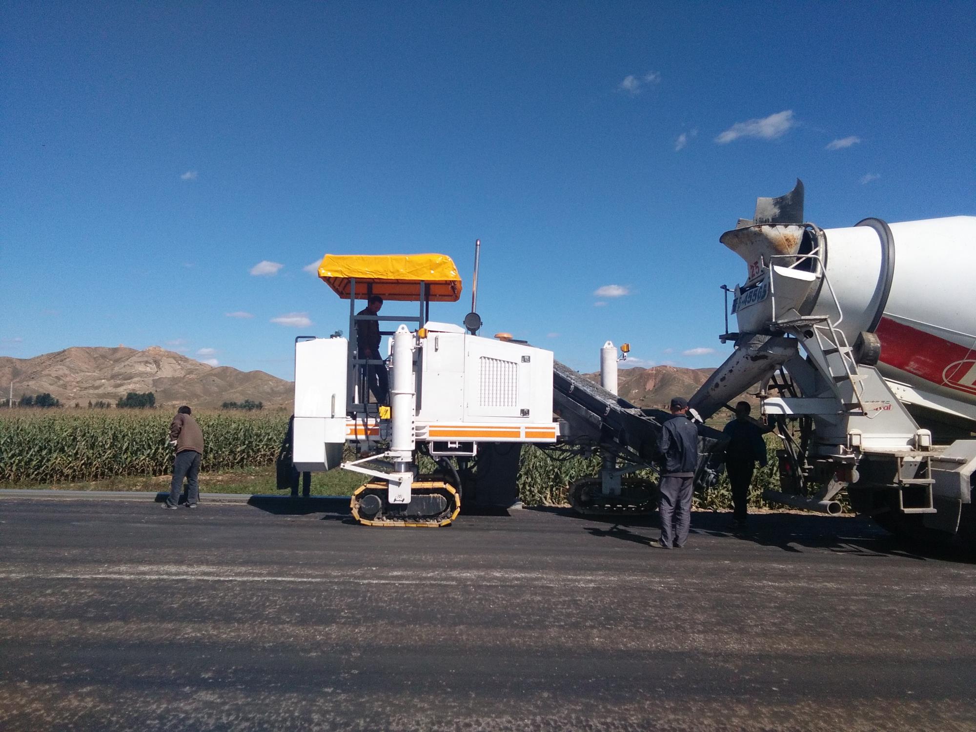 有历史的公路“新”机械——混凝土路缘石滑模摊铺机