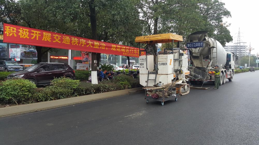 为什么说路缘石滑模机是混凝土滑模摊铺的好帮手呢？