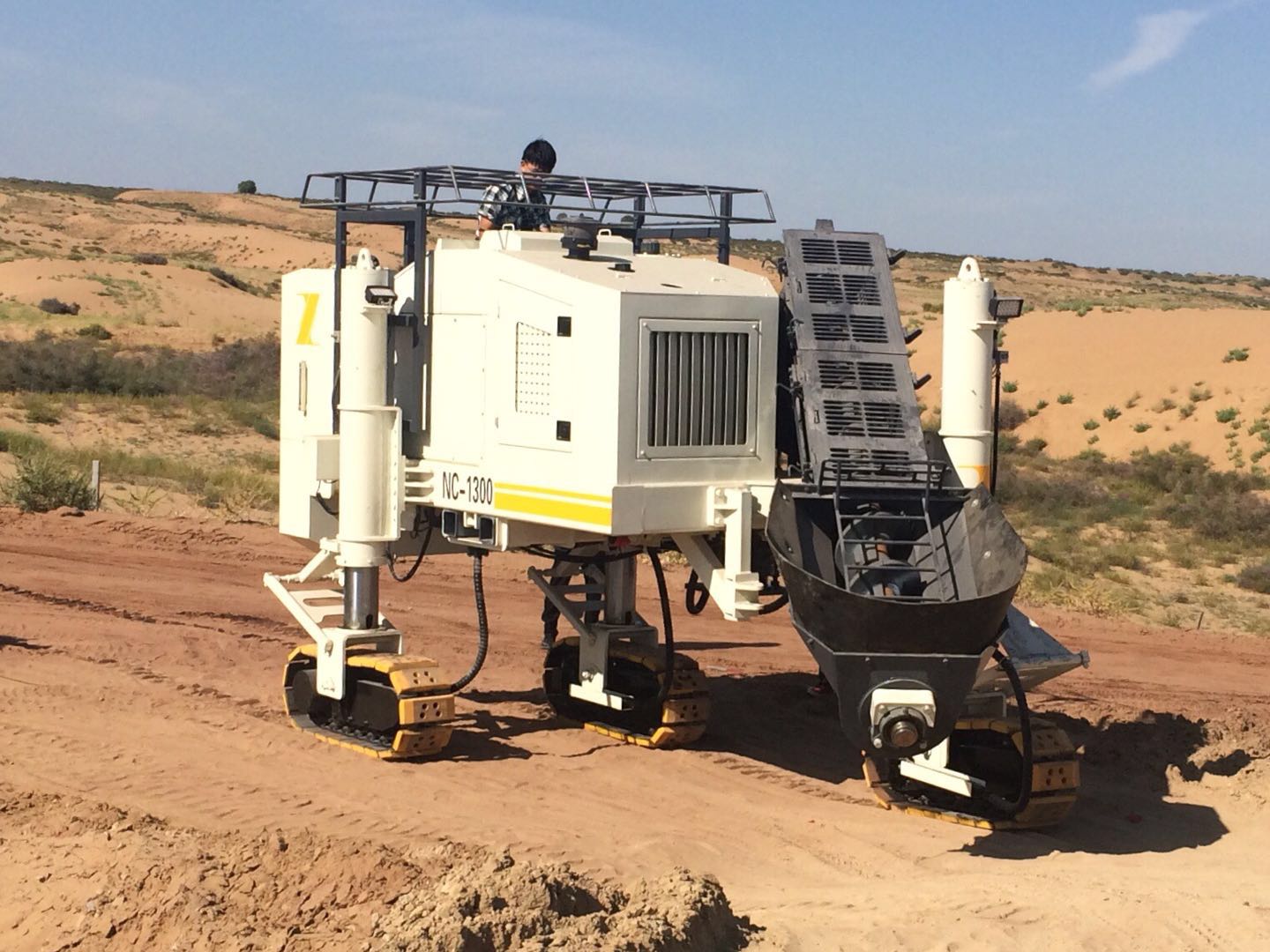 混凝土路缘石滑模机在滑模施工时要怎样操作才能使工程完美？