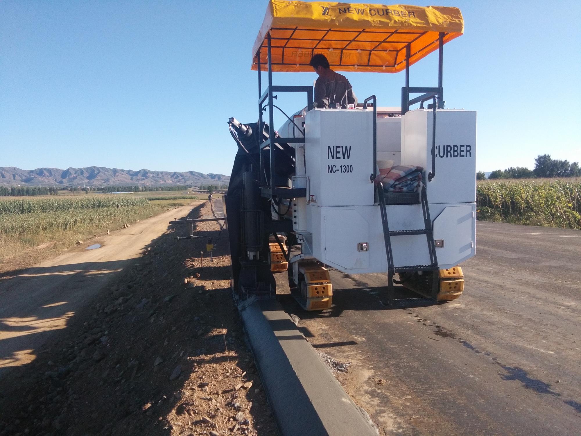 使用混凝土路缘石滑模机滑模摊铺节省了不少人力财力，值得推荐！