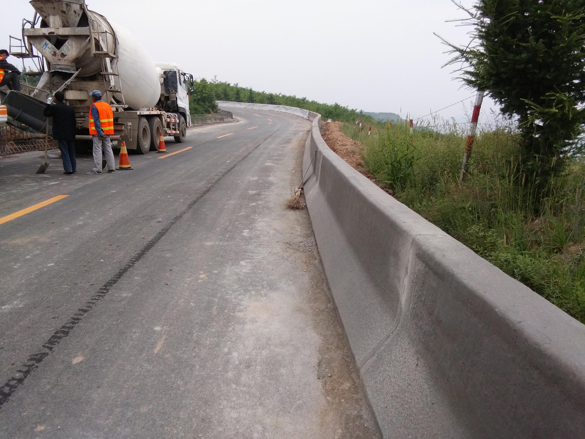 路缘石滑模机使用方便，混凝土滑模效率高，易于维修