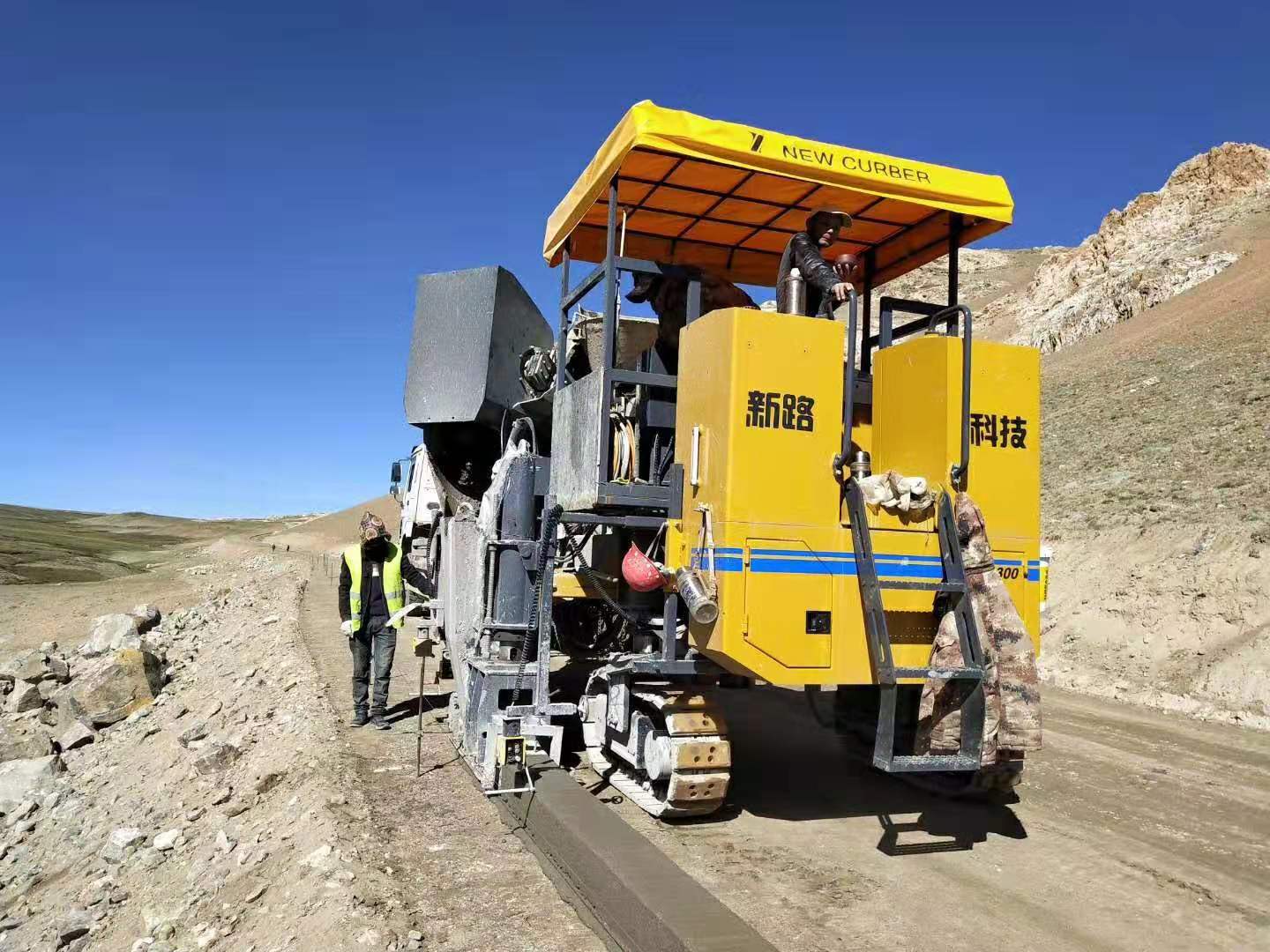 路缘石滑模机在新工艺需求下的技术革新和应用