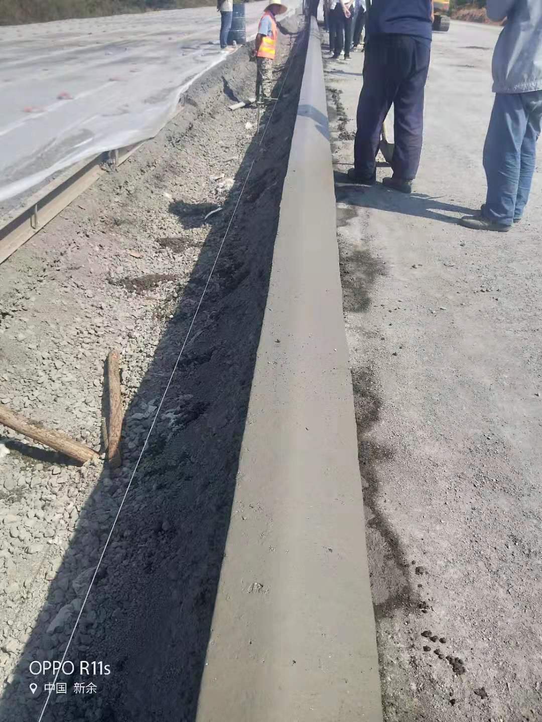 水泥混凝土路缘石滑模机实用吗？