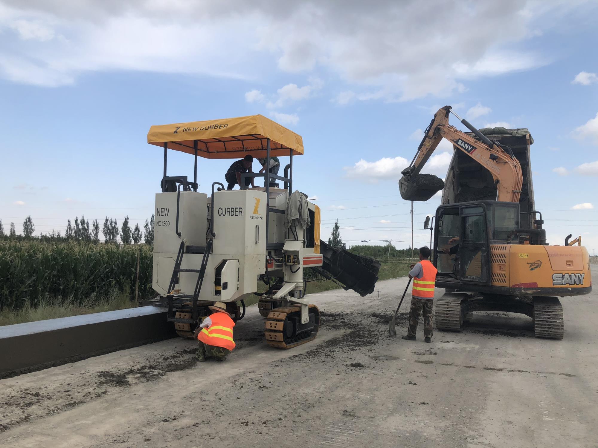 经过多年的研究，混凝土路缘石滑模成型机提升了哪些？