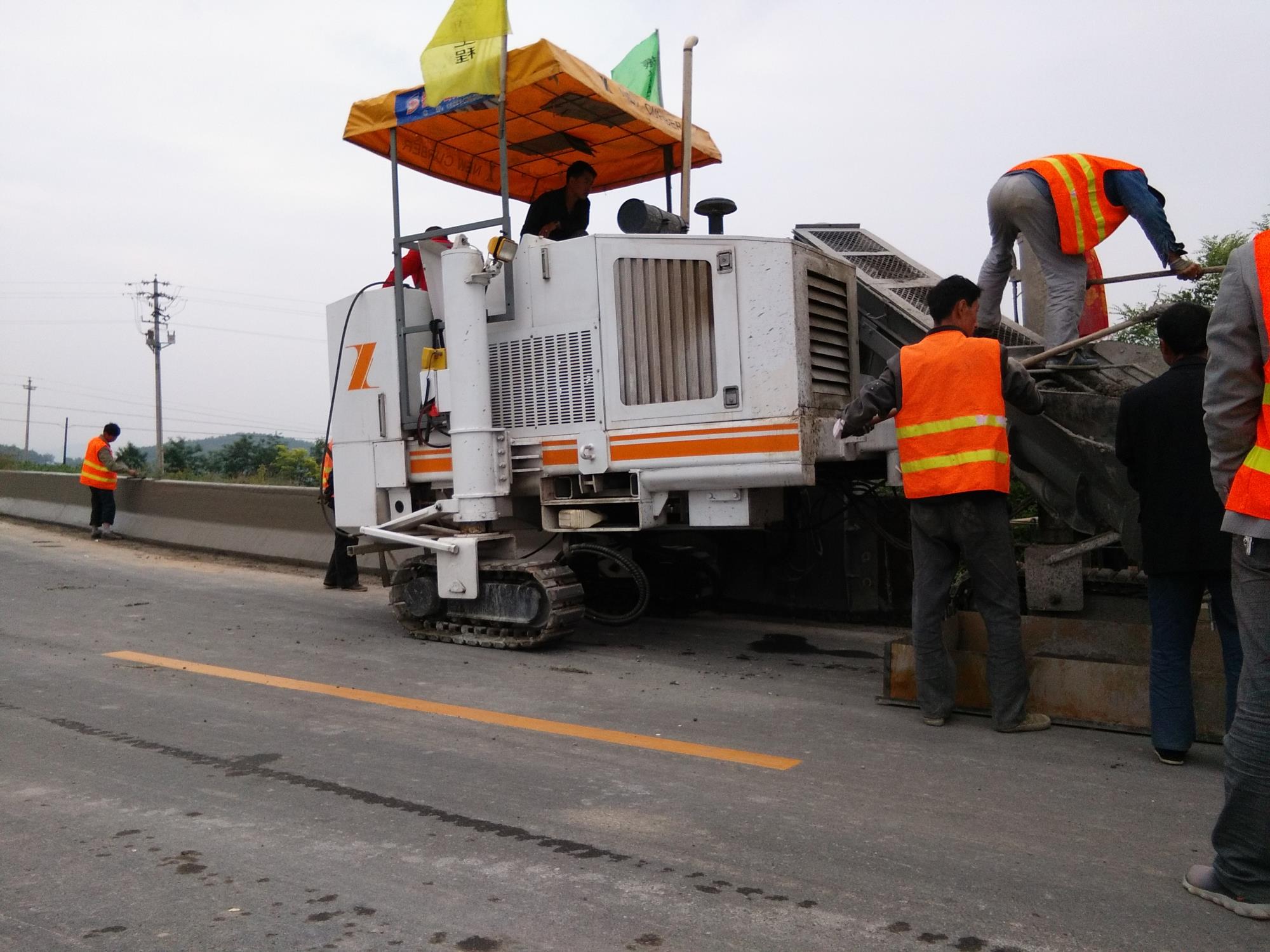 用振动粘度理论改进混凝土滑模摊铺机的工艺设计