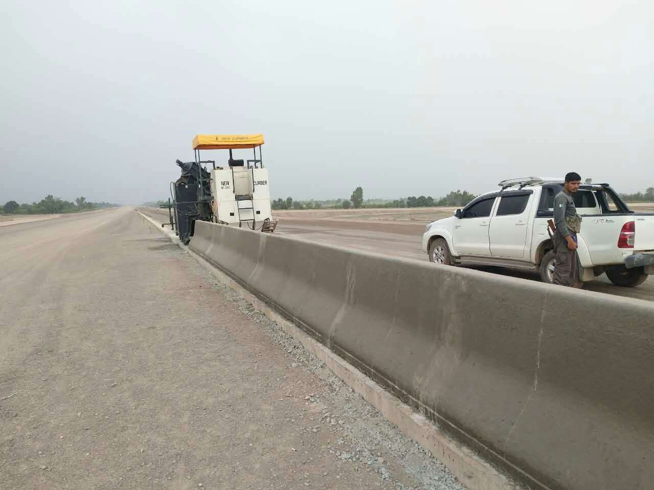 防撞墙滑模施工(2).jpg 防撞墙滑模施工(2).jpg