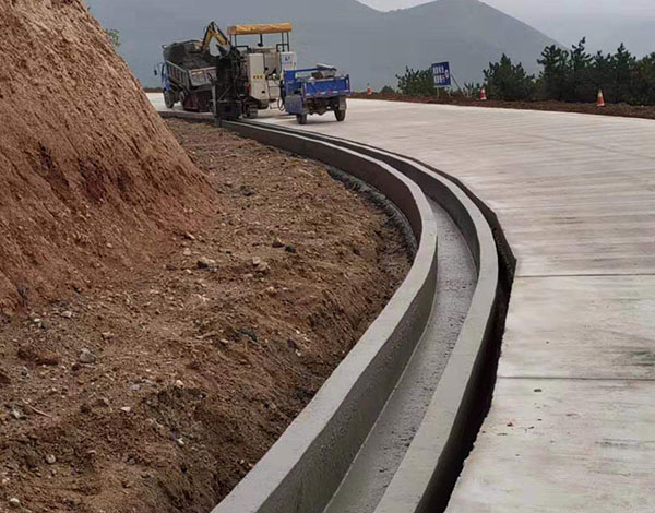 NC1300路缘石滑模机-山西运城矩形水沟滑模摊铺