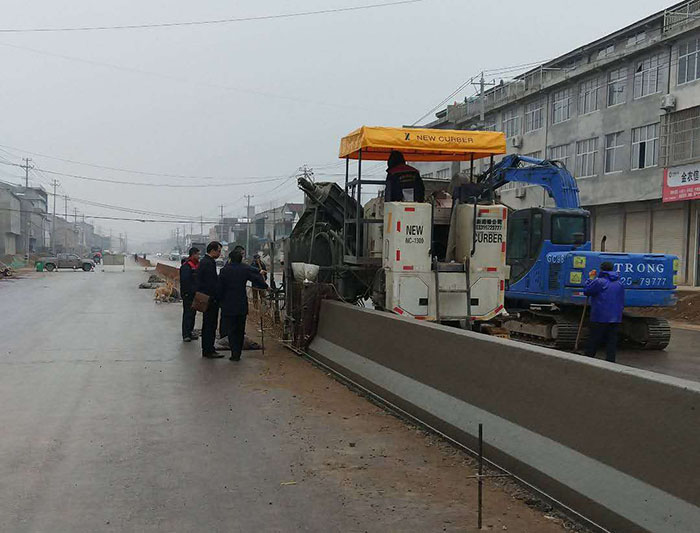 NC1300路缘石滑模机-安徽萧县防撞护栏滑模摊铺工程