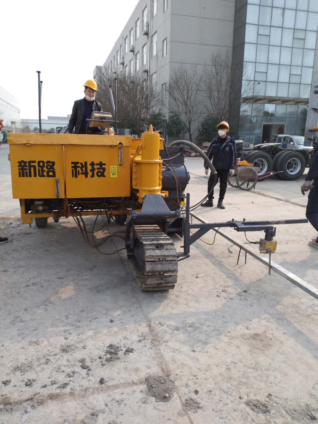 新路缘NC600路缘石滑模机试验段效果展示