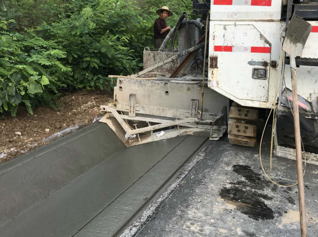 甘肃庆阳排水沟.jpg 甘肃庆阳排水沟.jpg