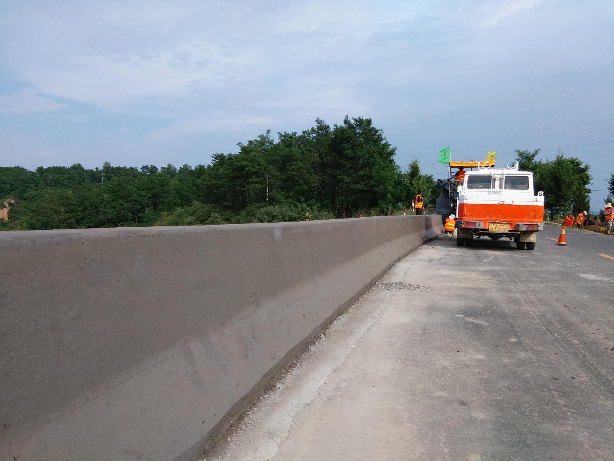 路缘石滑模机滑模摊铺混凝土护栏