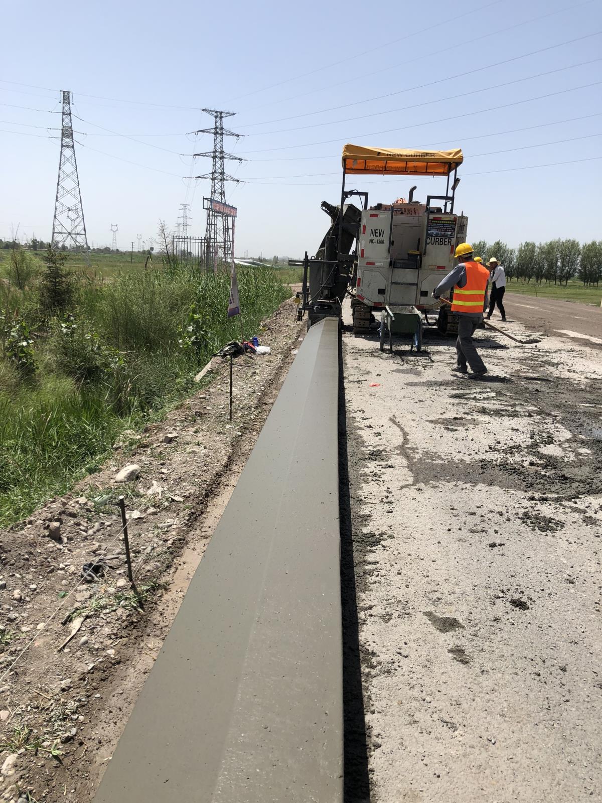 路缘石滑模机滑模摊铺水泥混凝土路面的养生