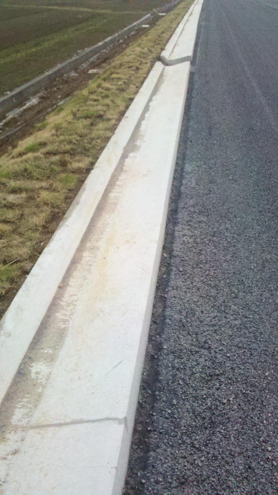 路缘石滑模机滑模摊铺胀缝间距一定要做好