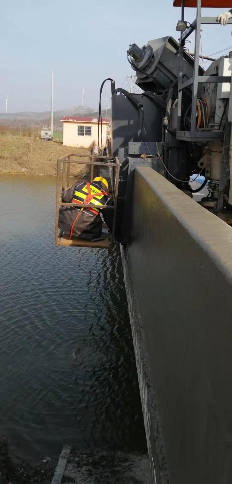 连续桥面摊铺对路缘石滑模摊铺机的要求