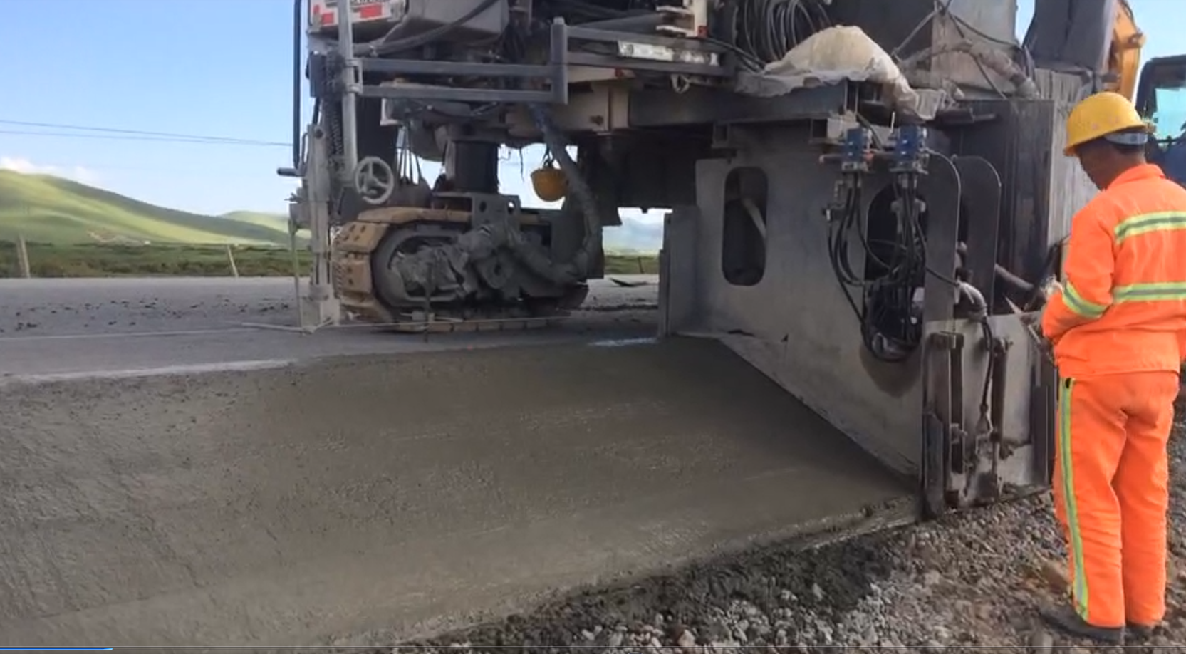 春、秋季多风天气路缘石滑模机滑模施工注意事项