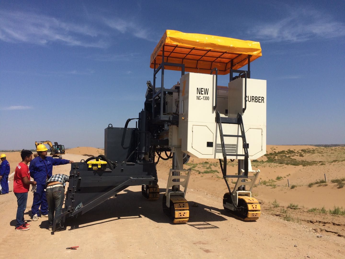 防止路缘石滑模摊铺机摊铺混凝土塑性收缩裂缝措施