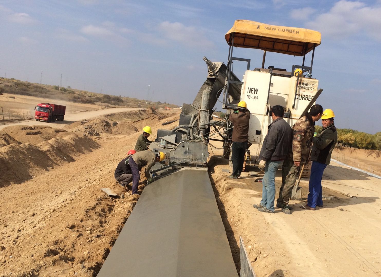 从施工因素防止路缘石滑模摊铺机混凝土产生塑性收缩裂缝