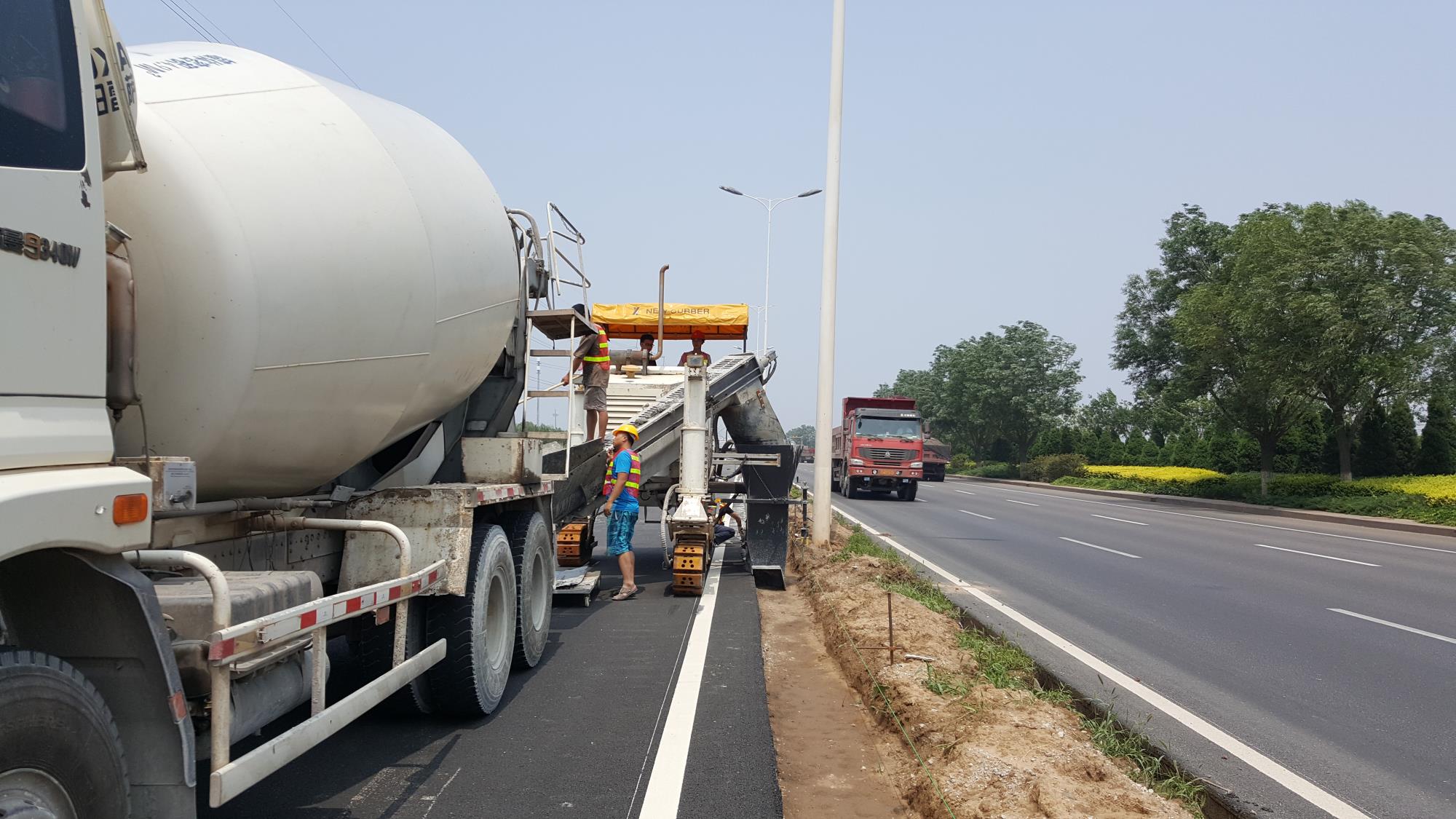 提高混凝土滑模摊铺机工作效率之保障可不停机连续摊铺的混凝土供应量