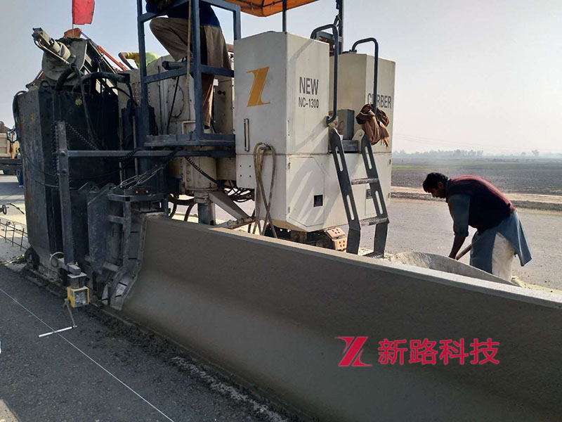 巴基斯坦新泽西护栏.jpg 巴基斯坦新泽西护栏.jpg