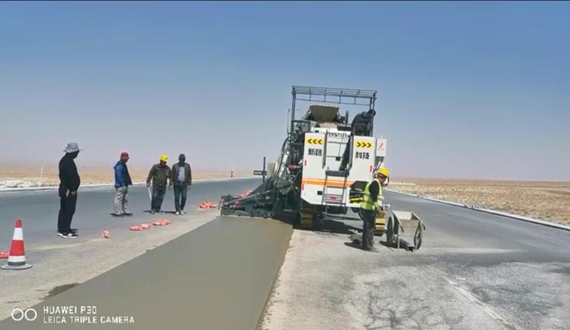 NC1300混凝土滑模摊铺机在甘肃敦煌做的2米宽路肩