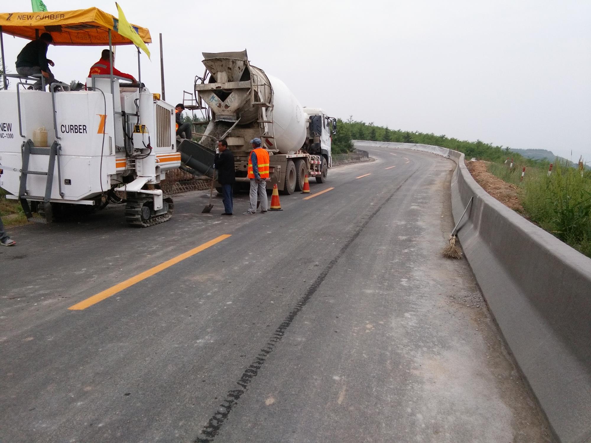 混凝土防撞护栏滑模摊铺施工工艺