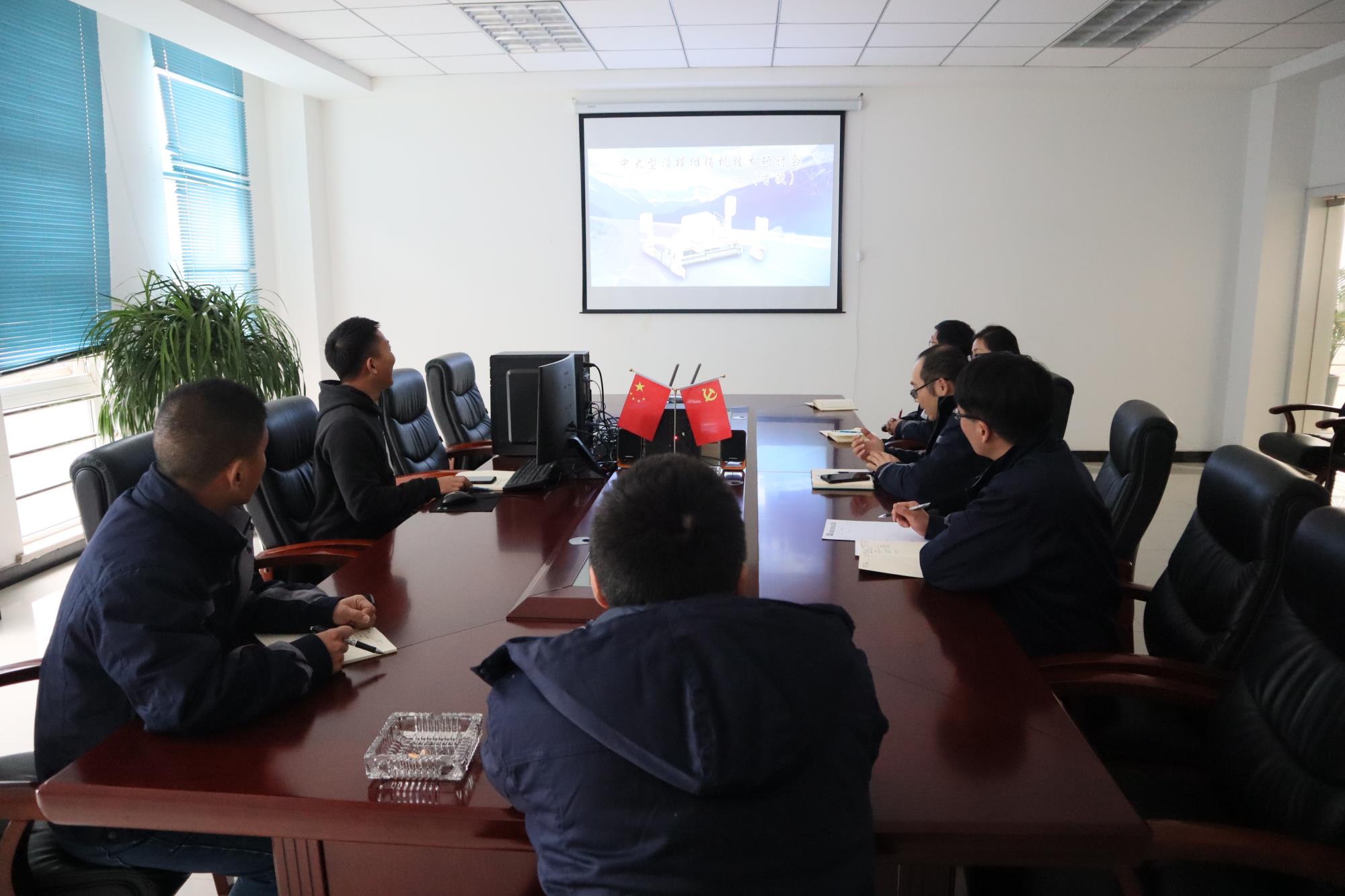 徐州新路科技首次中大型滑模摊铺机技术研讨会顺利召开