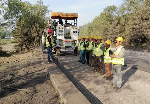 山西旧路改造路肩滑模使用NC1300滑模摊铺机