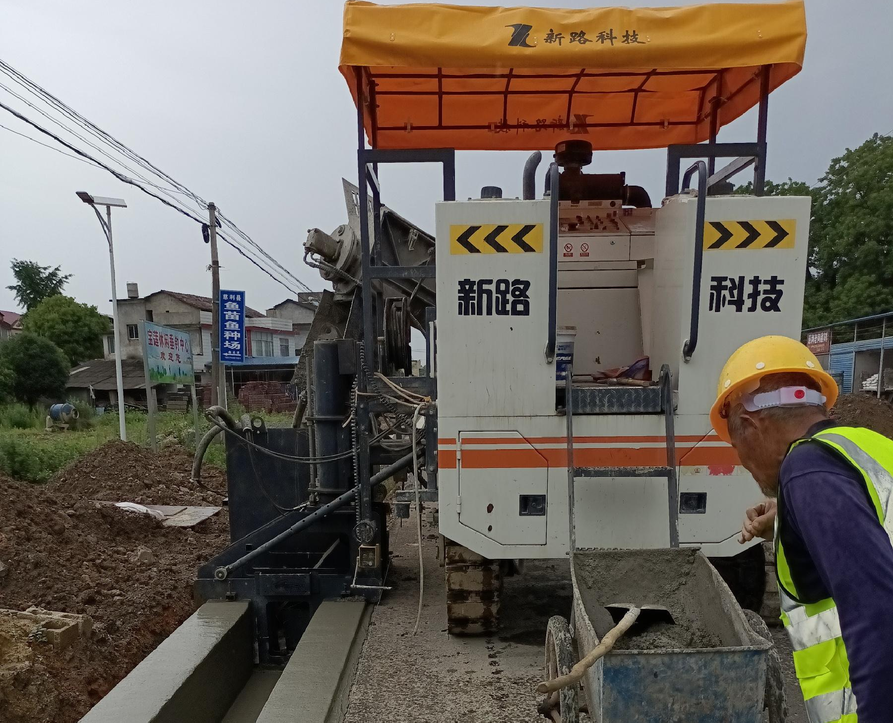 G353慈利至张家界城区公路排水沟滑模一次性成型，滑模施工效率高