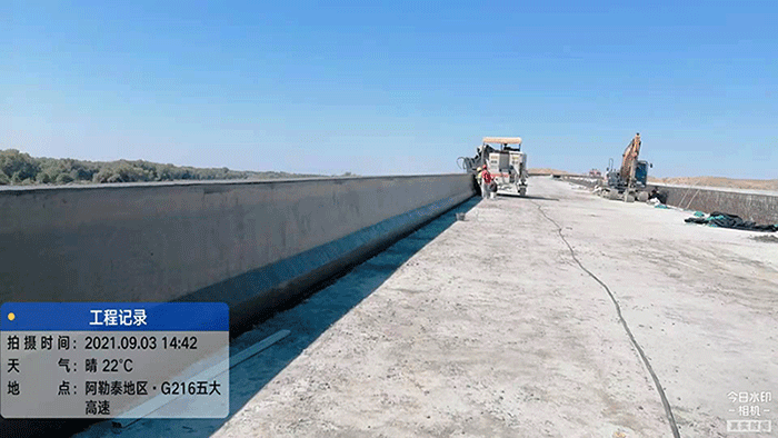 新疆维吾尔北屯防撞护栏滑模施工线性流畅效果良好获好评