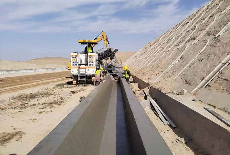 NC1600滑模摊铺机宁夏甘城乡排水沟滑模施工0.jpg