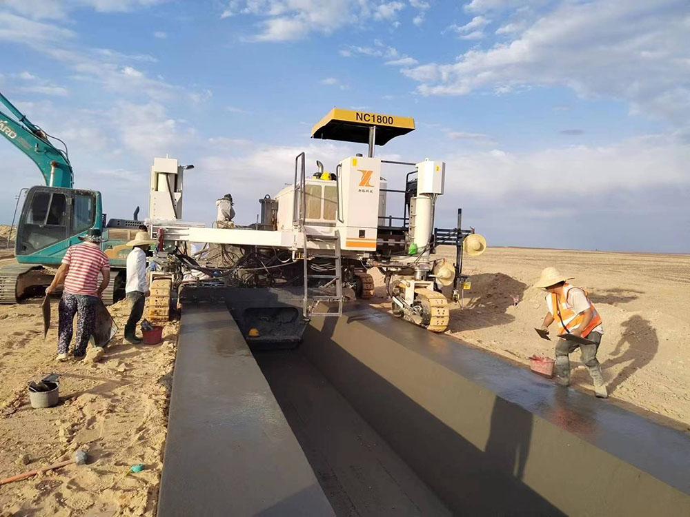 滑模摊铺机1.jpg 滑模摊铺机1.jpg